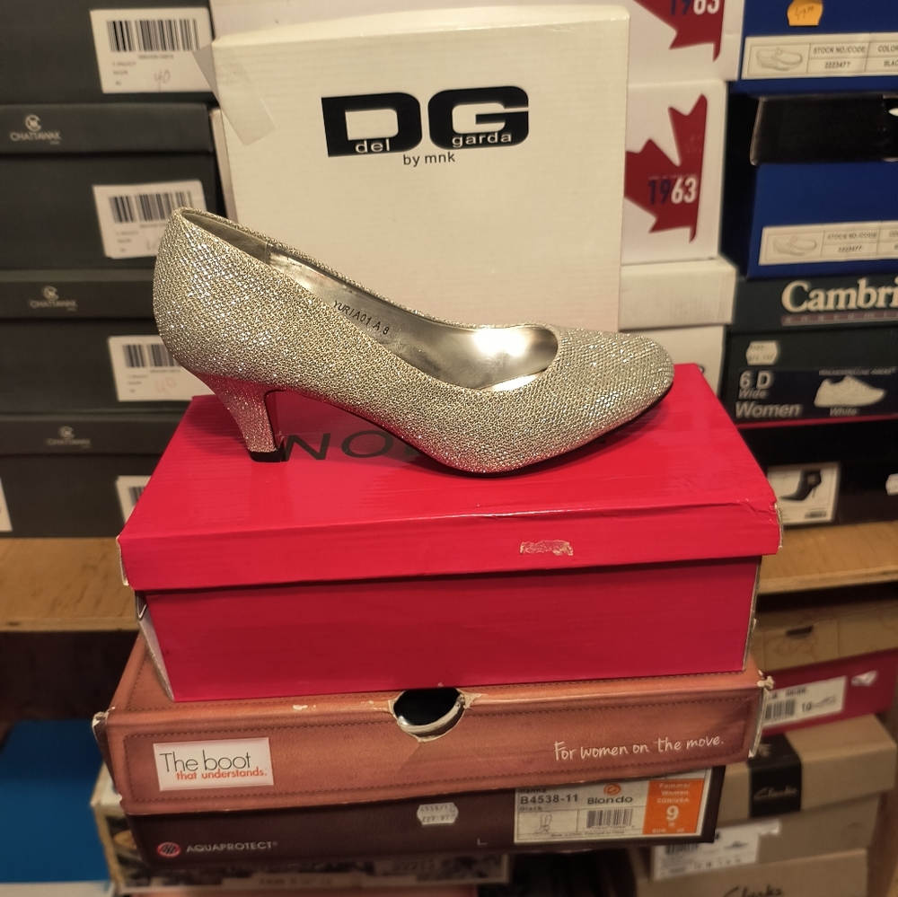 Ladies pumps new in the box size 8